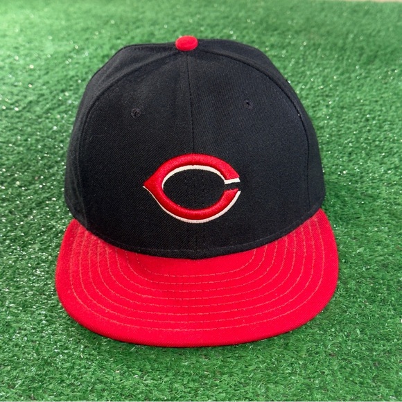 New Era Cincinnati Reds Black Red Baseball Fitted Cap Hat Men’s Size 7 1/4 - Picture 1 of 6
